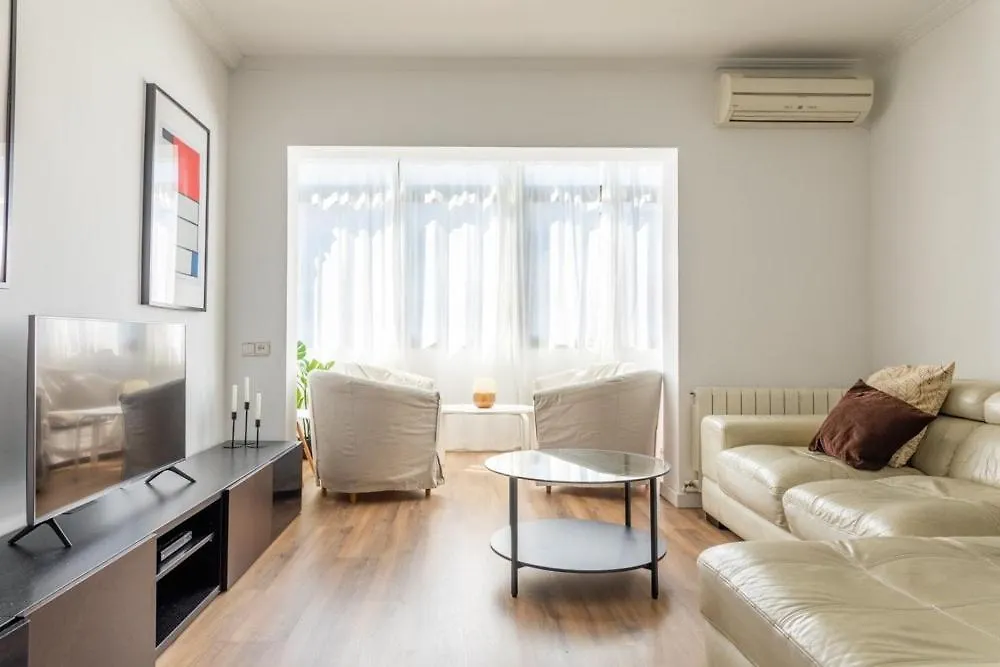 Sagrada Familia Views, Big And Bright Apartment Barcelona 0*,  Espanha
